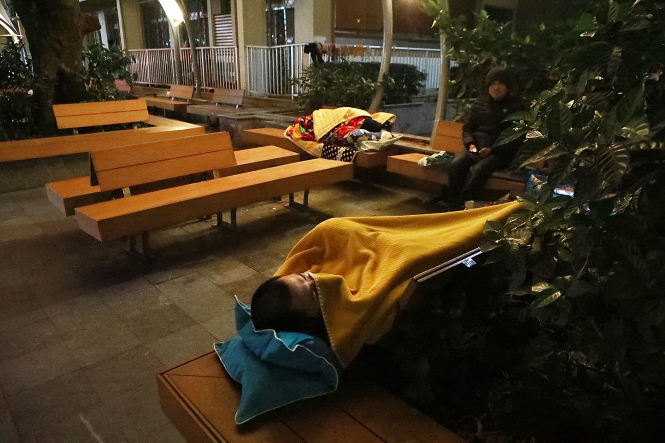 Người nhà bệnh nhân dùng áo mưa thay chăn, ngủ ngoài trời trong đêm rét buốt - 5