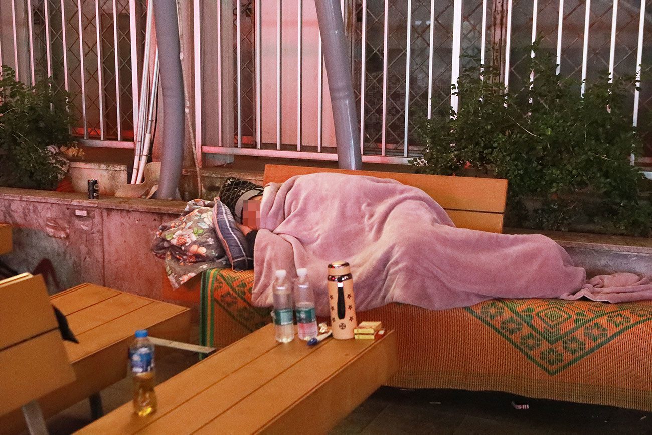 Người nhà bệnh nhân dùng áo mưa thay chăn, ngủ ngoài trời trong đêm rét buốt - 9