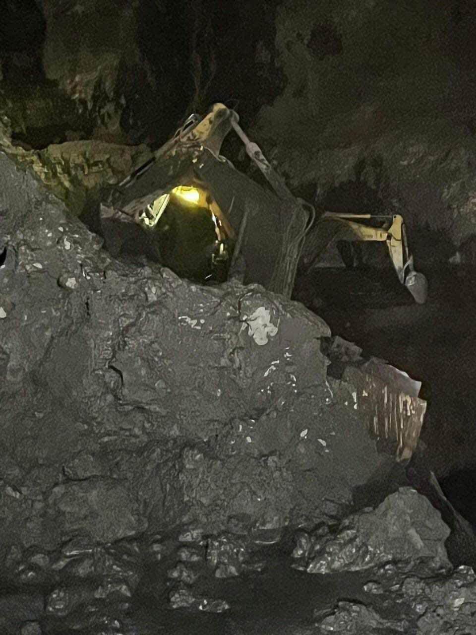 Quảng Ninh: Sụt lở ở mỏ khai thác than, 1 người tử vong, 5 người bị thương và mất tích - 1