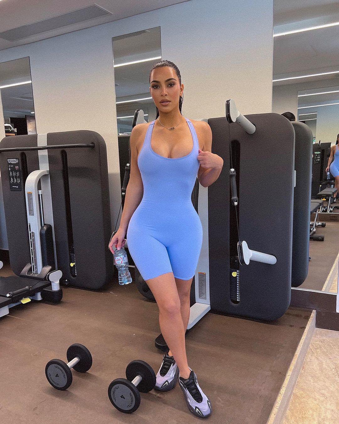 Kim Kardashian khoe ảnh lưng trần, thắt eo siêu nhỏ gây &#39;&#39;sốt&#39;&#39; - 3