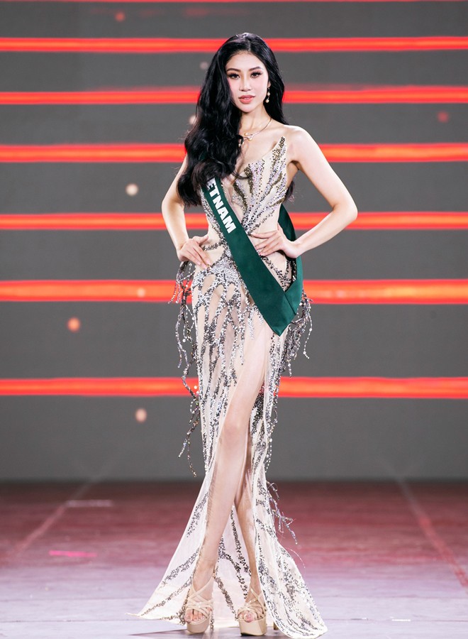 Đại diện Việt Nam khoe chân thon với dạ hội, vào thẳng top 12 Miss Earth 2023.&nbsp;