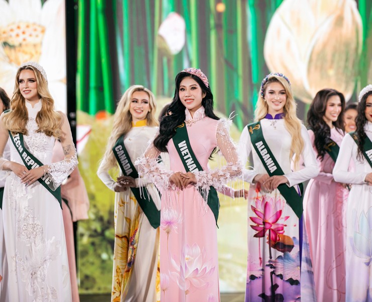 Các&nbsp;thí sinh&nbsp;Miss Earth 2023 xuất hiện trong tà áo dài.