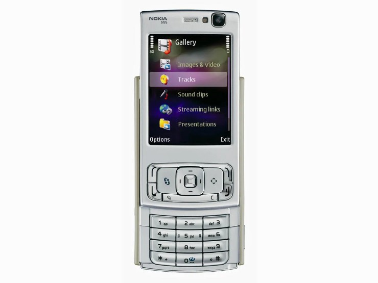 Nokia N95 (2007): Vào thời điểm ra mắt, N95 là smartphone mạnh nhất thế giới, một chiếc máy tính bỏ túi thực sự có thể làm được hầu hết mọi thứ vào thời điểm đó. Thiết kế trượt hai chiều, camera 5 MP, GPS và trình duyệt web tương thích với Flash đã khiến nó trở thành một thiết bị thực sự linh hoạt, mang tính đột phá. Nếu không có sự xuất hiện của iPhone và những thay đổi tiếp theo của thị trường smartphone, N95 sẽ được đánh giá là một trong những chiếc smartphone tốt nhất mọi thời đại.
