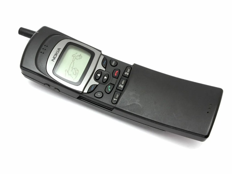 Nokia 8110 (1996): Điện thoại trượt hình quả chuối này đã nổi tiếng trong The Matrix, nơi nó được Keanu Reeves, Carrie-Anne Moss và cộng sự sử dụng để giữ liên lạc với thế giới thực trong khi né đạn và nhảy qua các tòa nhà trong thế giới ảo.
