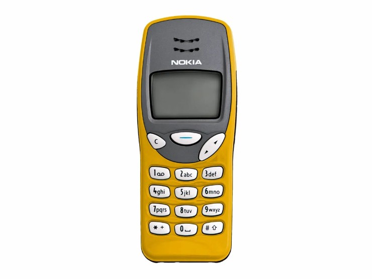 Nokia 3210 (1999): Chiếc điện thoại này đã đạt doanh số 160 triệu chiếc trên toàn cầu. Đó là một trong những điện thoại đầu tiên loại bỏ phần ăng-ten bên ngoài có thể nhìn thấy được, thiết kế chắc chắn, đáng tin cậy và nhỏ gọn.
