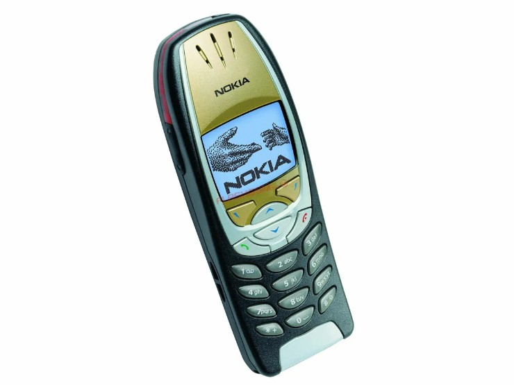 Nokia 6310 (2002): Đây là một chiếc điện thoại dành cho doanh nhân với các tính năng thân thiện người dùng như Bluetooth (dành cho tai nghe phổ biến) và máy ghi âm giọng nói. Điện thoại nổi tiếng với thời lượng pin vượt trội và được đánh giá cao về khả năng tương thích với các đế cắm điện thoại trong ô tô trên toàn cầu.
