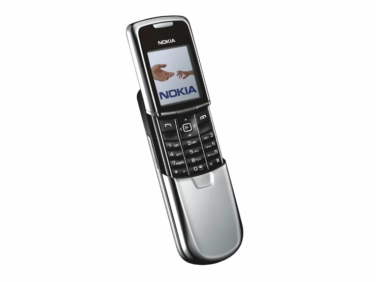 Nokia 8800 (2005): Kiểu dáng thanh trượt với lớp vỏ ngoài bằng thép không gỉ, Nokia 8800 được quảng cáo là một thiết bị cao cấp, khả năng phát lại MP3, màn hình chống trầy xước và chất lượng thiết kế đã đáp ứng được yêu cầu của nó. Nhược điểm của sản phẩm chính là thời lượng pin thấp khiến người dùng phải sạc lại nhiều hơn.
