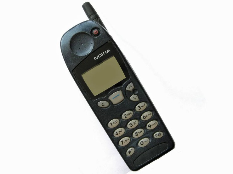 Nokia 5110 (1998): Là một trong nhiều mẫu Nokia gần như trở nên phổ biến ở các trường đại học, đường phố và văn phòng ở Anh, Nokia 5110 có thời lượng pin tuyệt vời và đi kèm game Snake yêu thích. Người dùng cũng có thể tháo bảng điều khiển phía trước và hoán đổi nó bằng một trong một số bảng khác, mang đến khả năng tùy chỉnh tốt.
