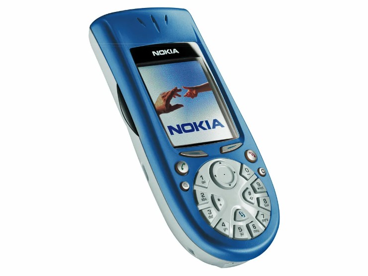 Nokia 3650 (2002): Được trang bị màn hình màu, camera VGA có thể chụp cả ảnh tĩnh và video cùng bàn phím tròn, Nokia 3650 là điện thoại thông minh Symbian Series 60 đầu tiên ra mắt tại Mỹ. Nó có 3,4 MB dung lượng lưu trữ tích hợp.
