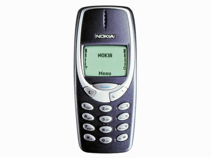 Nokia 3310 (2000): Một chiếc điện thoại bền bỉ và đáng tin cậy giúp Nokia bán “chạy như tôm tươi” với gần 130 triệu chiếc bán ra. Nó cực kỳ phổ biến với những người nghiện nhắn tin vì cho phép nhắn tin dài 459 ký tự (gấp ba lần tiêu chuẩn) và hiển thị các cuộc trò chuyện ở dạng chuỗi dễ theo dõi.
