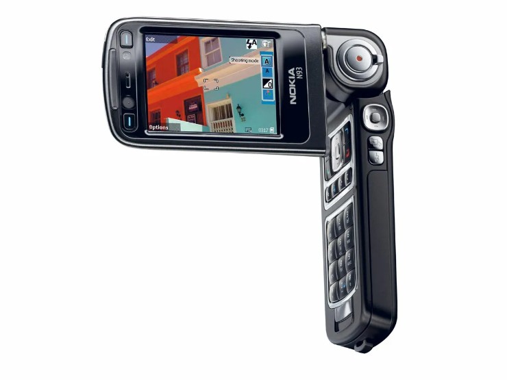 Nokia N93 (2006): N93 dựa trên S60 hoàn toàn là về đa phương tiện, với thiết kế uốn lượn cho phép hoạt động như một máy quay dễ cầm trên tay (hỗ trợ zoom quang) trong một phút và một màn hình để quan sát thuận tiện.
