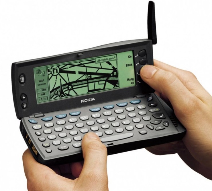 Nokia 9110 Communicator (1998): Communicator 9110 là một chiếc điện thoại vỏ sò chắc chắn khi mở ra để lộ bàn phím QWERTY đầy đủ và màn hình 640 x 200 phù hợp cho doanh nghiệp. Nó có thể gửi fax, email và thậm chí cả ảnh, mặc dù chỉ ở dạng đơn sắc vì màn hình không hỗ trợ bất kỳ màu nào ngoài màu xanh lá cây.
