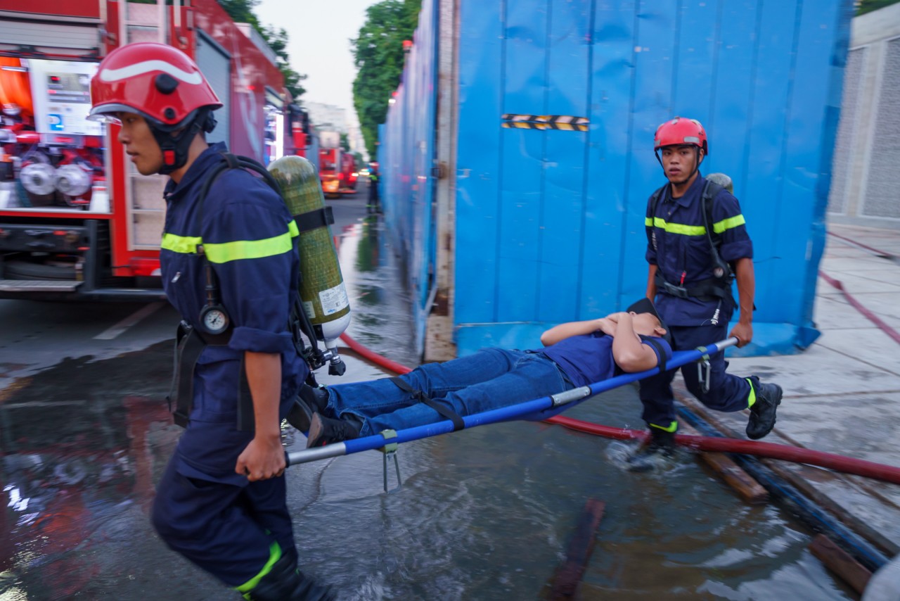 Do có hàng trăm người bị ngất xỉu nên việc cứu người luôn được đề cao trong diễn tập lần này. Mọi công tác cứu hộ cứu nạn được thực hiện khẩn trương, chuyên nghiệp