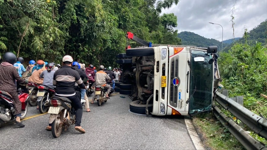 Xe rác tông vào ô tô khách chở người nước ngoài trên đèo Bảo Lộc - 1