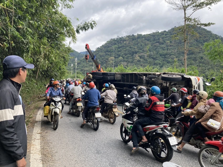 Xe rác tông vào ô tô khách chở người nước ngoài trên đèo Bảo Lộc - 7