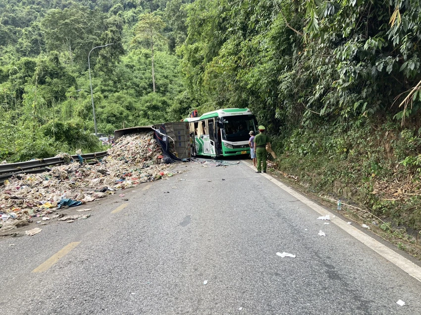 Xe rác tông vào ô tô khách chở người nước ngoài trên đèo Bảo Lộc - 8