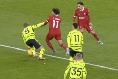 Tranh cãi Arsenal thoát phạt đền: Odegaard chơi "bóng rổ", Klopp ngao ngán