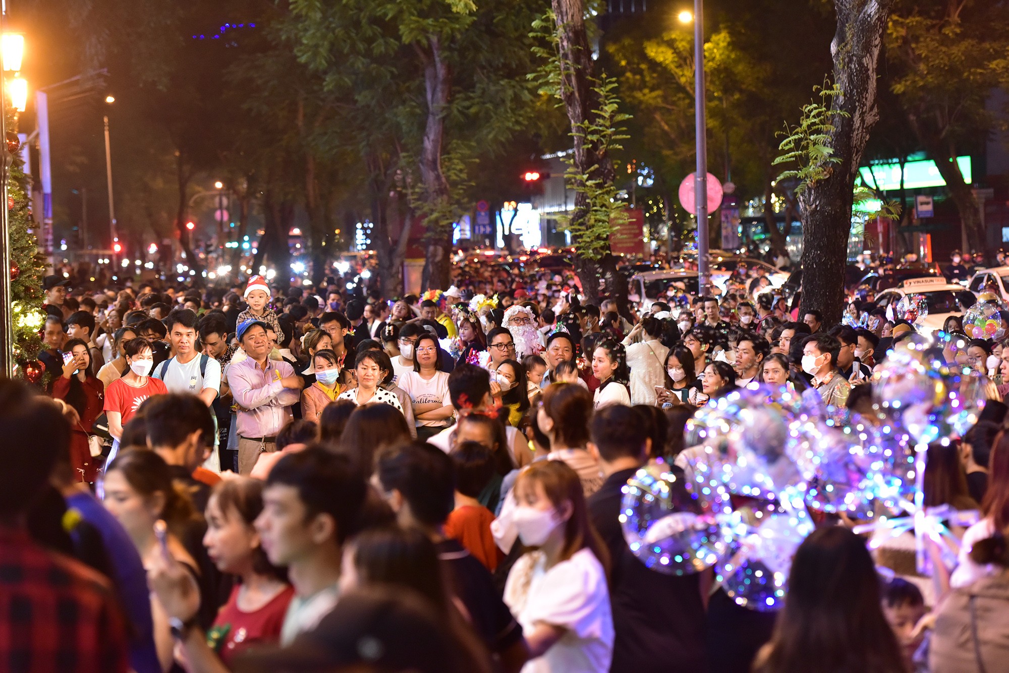 Trung tâm thương mại Diamond Plaza là điểm vui chơi Giáng sinh quen thuộc, thu hút người dân TP.HCM và du khách. Nơi đây luôn trong tình trạng đông đúc. Các tiểu cảnh, cỗ xe tuần lộc, cây thông lớn cùng chương trình âm nhạc nơi đây mang đến một không khí Giáng sinh ngập tràn.