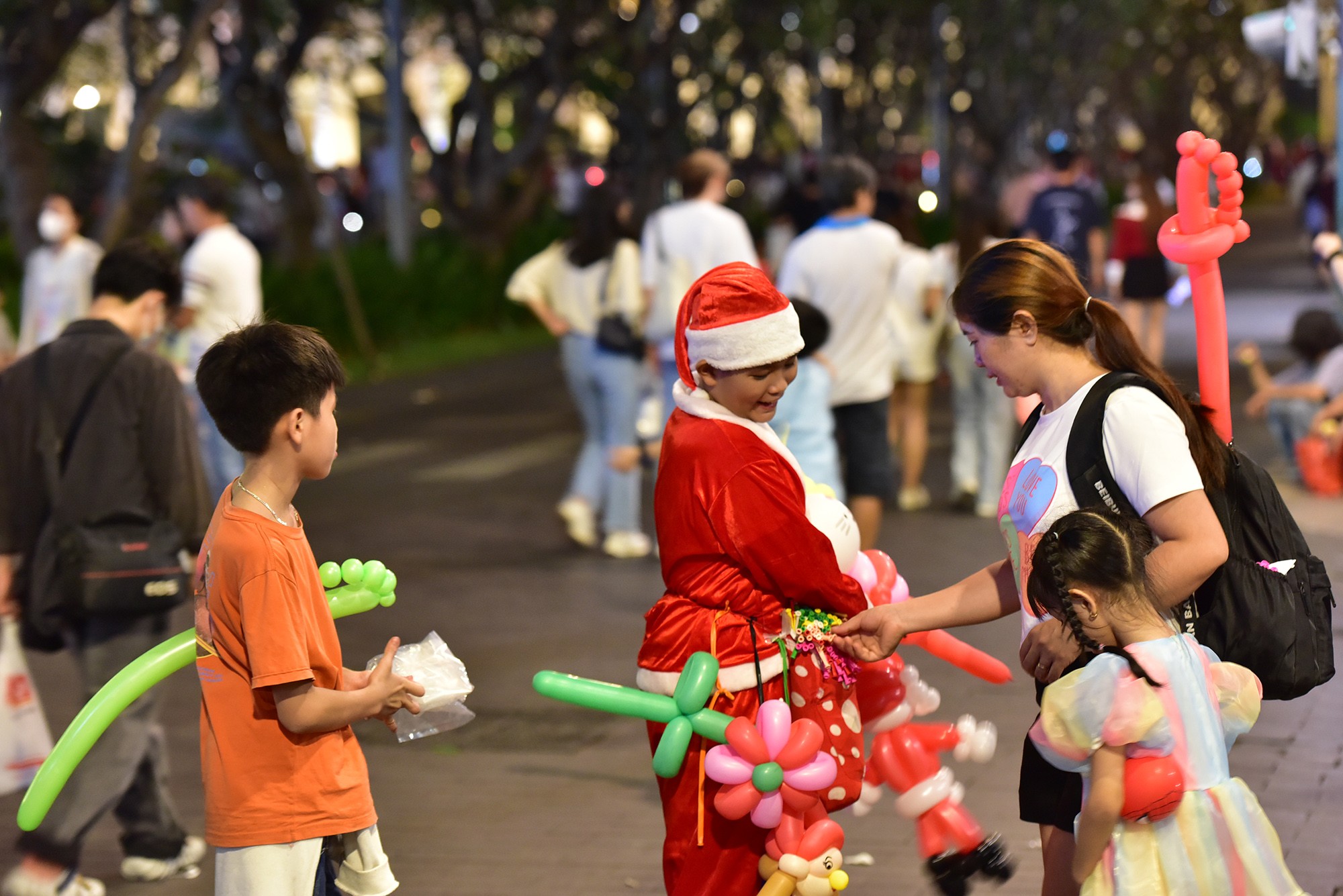 Những “ông già Noel” thổi bóng luôn thu hút nhiều trẻ nhỏ, tạo không khí Giáng sinh vui nhộn. Trong những ngày qua, nhiệt độ tại TP.HCM xuống thấp vào ban đêm, tiết trời mát mẻ rất thích hợp để dạo chơi.