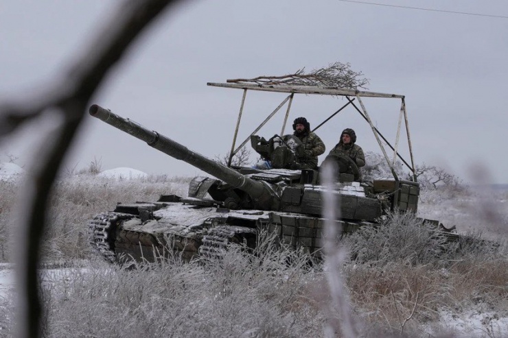 Binh sĩ Ukraine di chuyển gần TP Bakhmut, tỉnh Donetsk (miền đông Ukraine) ngày 13-12. Ảnh: REUTERS