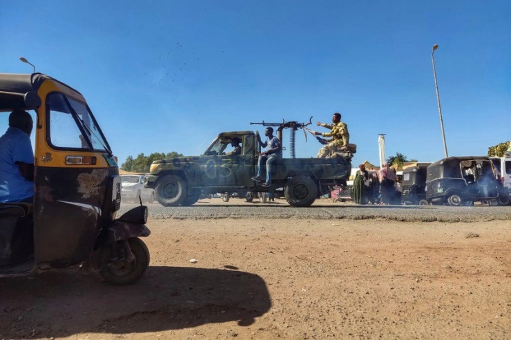 Quân đội Sudan tuần tra ở miền đông Sudan hôm 18-12. Ảnh: AFP