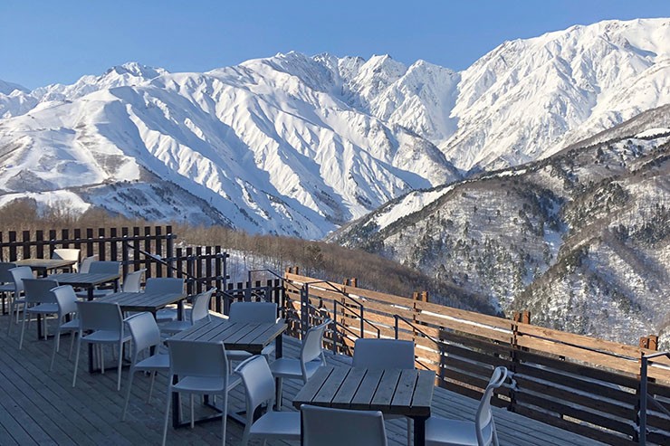 Khu nghỉ dưỡng trên núi Hakuba Iwate ở tỉnh Nagao khiến du khách phấn khích khi có thể nhìn ra dãy núi Alps phía Bắc phủ đầy tuyết.
