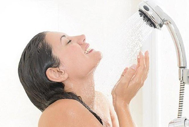Trời lạnh, khi tắm cần lưu ý kỹ những điều sau kẻo đau đầu, đột tử - 1