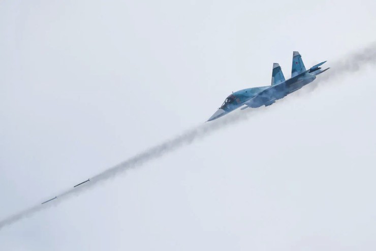 Chiến đấu cơ Su-34 của Nga phóng tên lửa trong một cuộc diễn tập năm 2021.