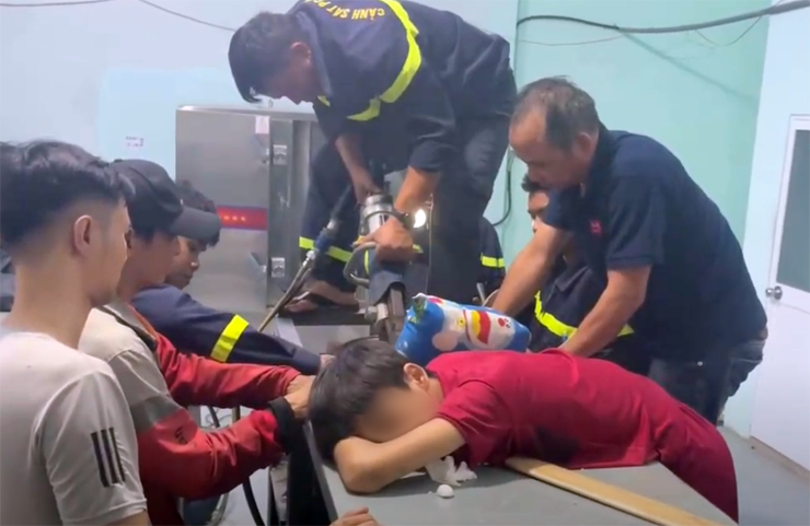 Nghẹt thở giải cứu thiếu niên 14 tuổi bị kẹt tay trong máy trộn thực phẩm - 1