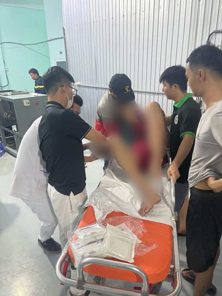Nghẹt thở giải cứu thiếu niên 14 tuổi bị kẹt tay trong máy trộn thực phẩm - 2