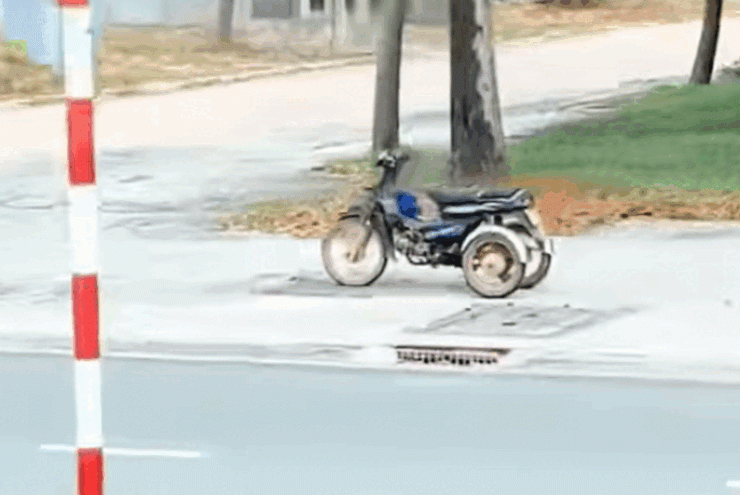Clip: Sửng sốt cảnh ‘xe máy ma’ không người lái vẫn chạy vun vút - 1