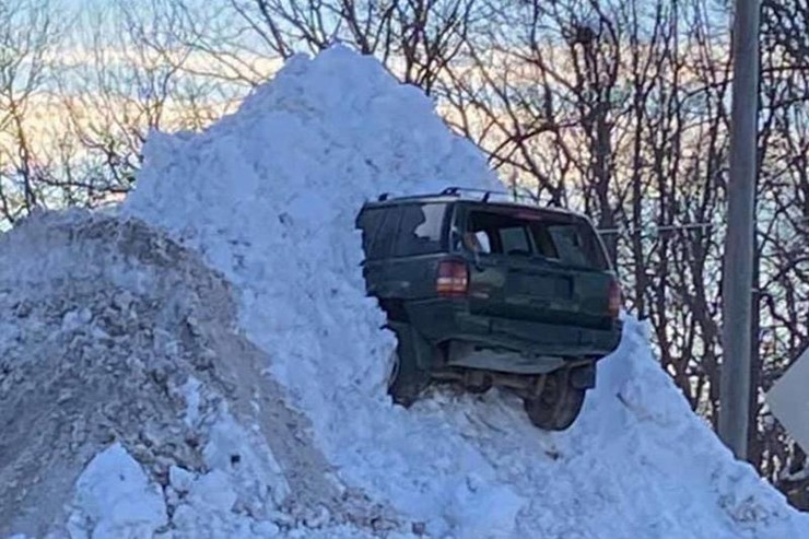 Làm thế nào mà chiếc Jeep này lại bị mắc kẹt trong đống tuyết cao như vậy?
