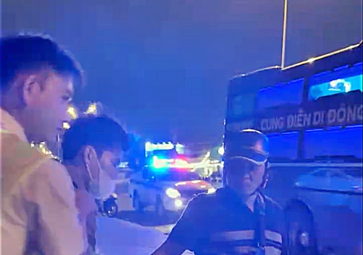 CSGT Bình Thuận chặn xe khách bắt nghi phạm giết người, cướp tài sản - 1