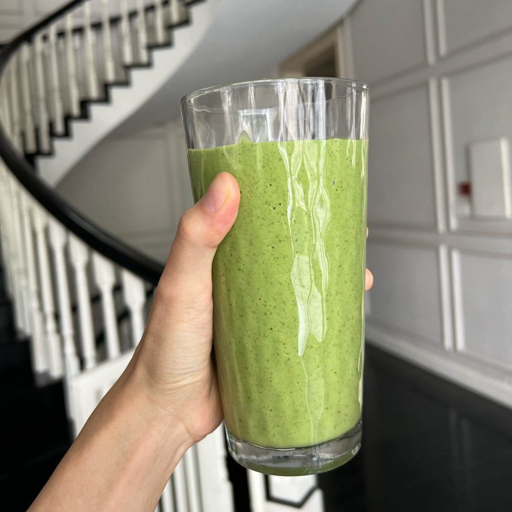 Một công thức smoothie ngừa lão hóa hiệu quả từ Hà Tăng đó là xay rau cải xoăn, quả việt quất, bột collagen, yến mạch, sữa hạnh nhân và 1 chút bơ lạc/ bơ hạnh nhân. Trong đó, rau cải xoăn và việt quất đều giàu vitamin A, C, E giúp ngừa lão hóa hiệu quả.