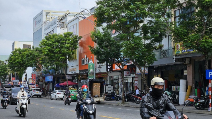 Phố thời trang ở Đà Nẵng chưa có dấu hiệu sôi động dù chỉ còn năm ngày nữa là hết năm 2023. Ảnh: TẤN VIỆT