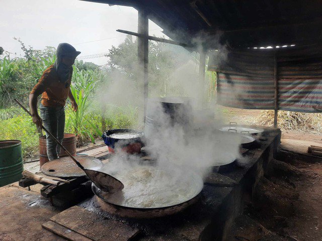 Để làm ra sản phẩm mật mía, người nông dân phải thức khuya, dậy sớm. Tuy nhiên, đôi với những người tâm huyết giữ nghề thì họ luôn rất vui, ấm áp khi được nấu mật bên bếp lửa đỏ rực giữa mùa Đông giá lạnh, cùng những chảo mật sôi sùng sục, hương vị ngọt ngào lan tỏa khắp khắp nơi.