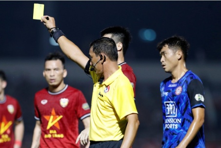 Tranh cãi V-League: Sao TP.HCM đánh cùi chỏ vào mặt đối thủ chỉ nhận thẻ vàng