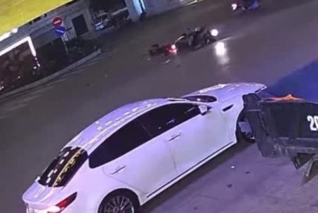 Clip: Nhanh vài giây, 2 xe máy tông nhau cực mạnh, 2 tài xế nằm gục tại chỗ