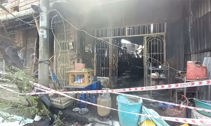Cháy 2 căn nhà, mẹ bị bỏng vì cố 