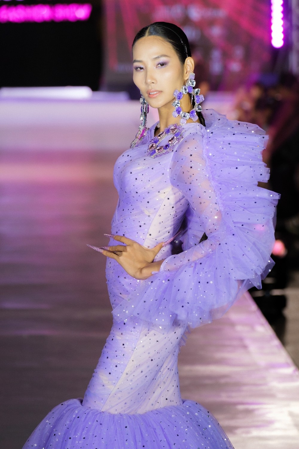 Hoàng Thùy quyến rũ với váy tím oải hương, diễn vedette cho NTK Đức Vincie - 3