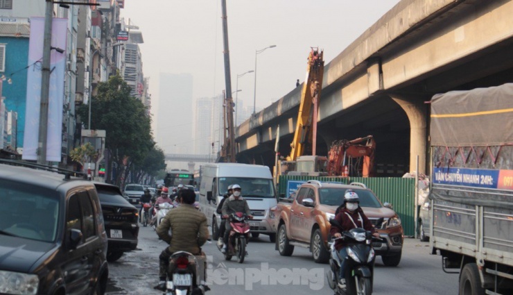 Tại đường Nguyễn Xiển (Vành đai 3 dưới thấp), mặc dù chưa đến giờ cao điểm chiều nhưng vào 15h ngày 26/12, ùn tắc kéo dài tại đoạn qua công trường dự án xử lý nước thải Yên Xá vẫn xảy ra.