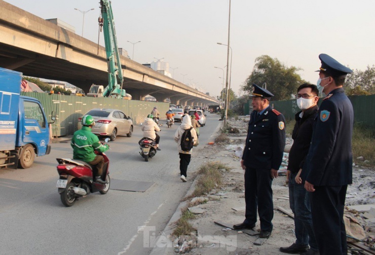 Có mặt tại đây trong chiều 26/12, Thanh tra giao thông Hà Nội ghi nhận, vẫn có 8 hàng rào lô cốt chiếm dụng lòng đường, vỉa hè gây khó khăn cho giao thông.