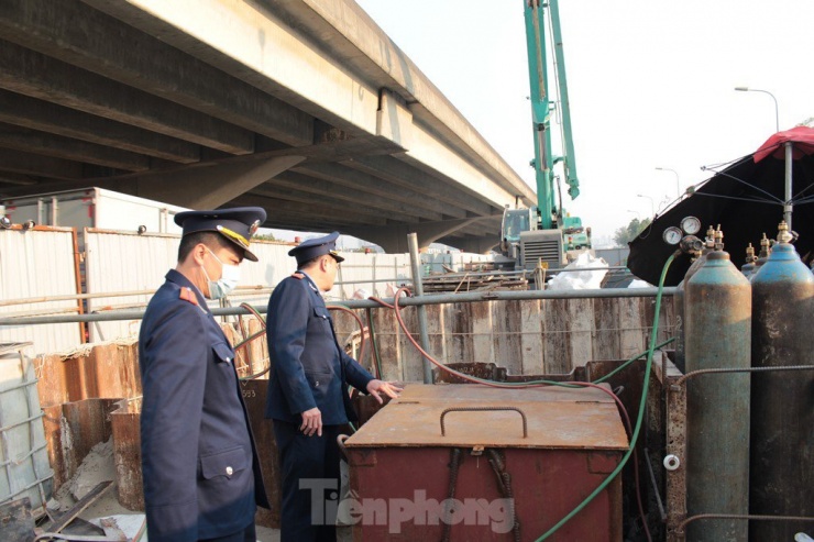 Thu hẹp rào công trường dự án xử lý nước thải Yên Xá để giảm ùn tắc - 8