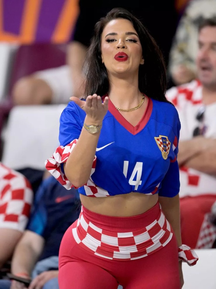 Ivana Knoll nổi lên sau những bức ảnh cổ vũ Croatia tại World Cup 2022, Instagram của cô hiện tại có 3,1 triệu người theo dõi.