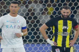 Đỉnh cao Ronaldo đấu Benzema ở Ả Rập: 3 cú đúp và 1 thẻ đỏ, dàn sao nhảy múa