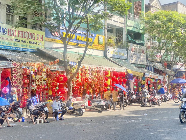 Nhân viên cửa hàng ngồi tràn ra phía trước đợi khách