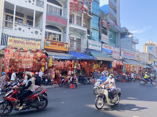 Một dãy các cửa hàng hầu như không có khách đến mua