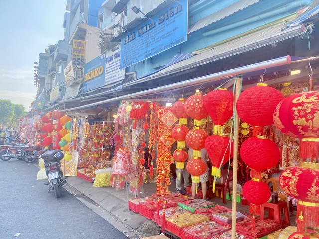 Một cửa hàng bán đồ trang trí Tết gần đó cũng khá im lìm