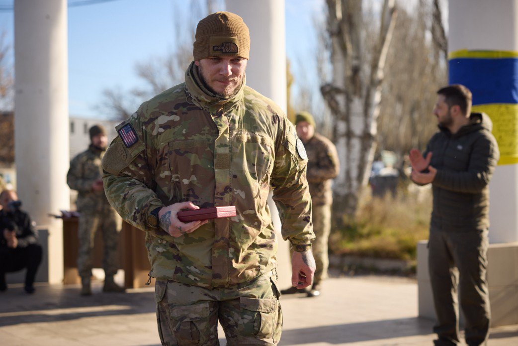 Chuẩn tướng Oleksandr Tarnavskyi trong một cuộc gặp với Tổng thống Ukraine Zelensky (ảnh: Pravda)