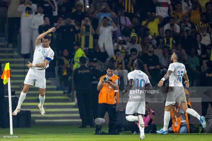 Tuy nhiên&nbsp;Al Nassr còn xuất sắc hơn. Màn ngược dòng của đương kim á quân khởi đầu bằng pha lập công trên chấm 11m của Ronaldo (phút 19). Đáng chú ý, Benzema chính là người phạm lỗi dẫn tới quả phạt đền